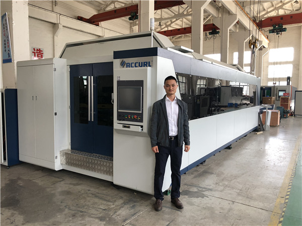 Accurl 1000W 2000W Macchina da taglio laser a fibra di metallo con tubo CNC