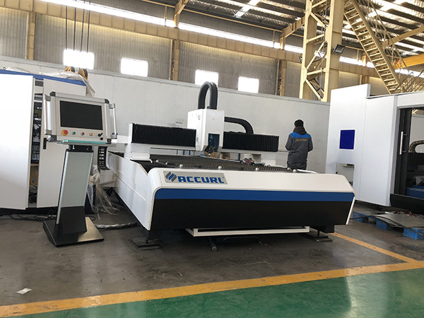 Accurl laser in fibra per tagliare fogli e sezioni di dimensioni 3000 x 1500/6000 mm